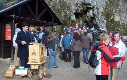 Dogajanje pred jamo Pekel Dogajanje pred jamo Pekel